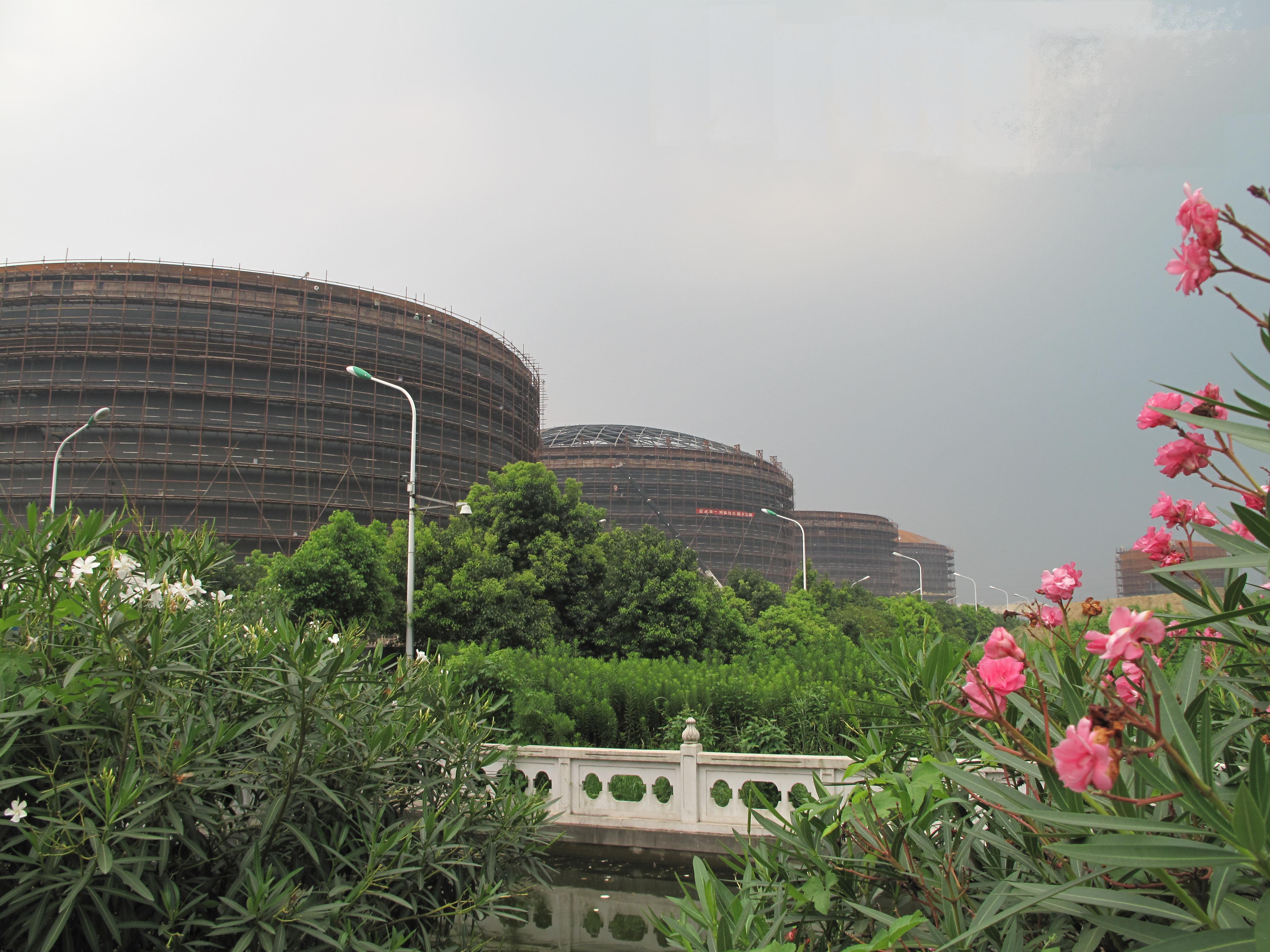 带顶部安装储气罐的搪玻璃钢罐，用于沼气和废水处理