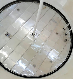 与液体内部浮动屋顶和铝浮动屋顶完全连接